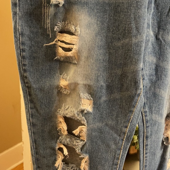 Ripped blue jeans - Picture 3 of 7